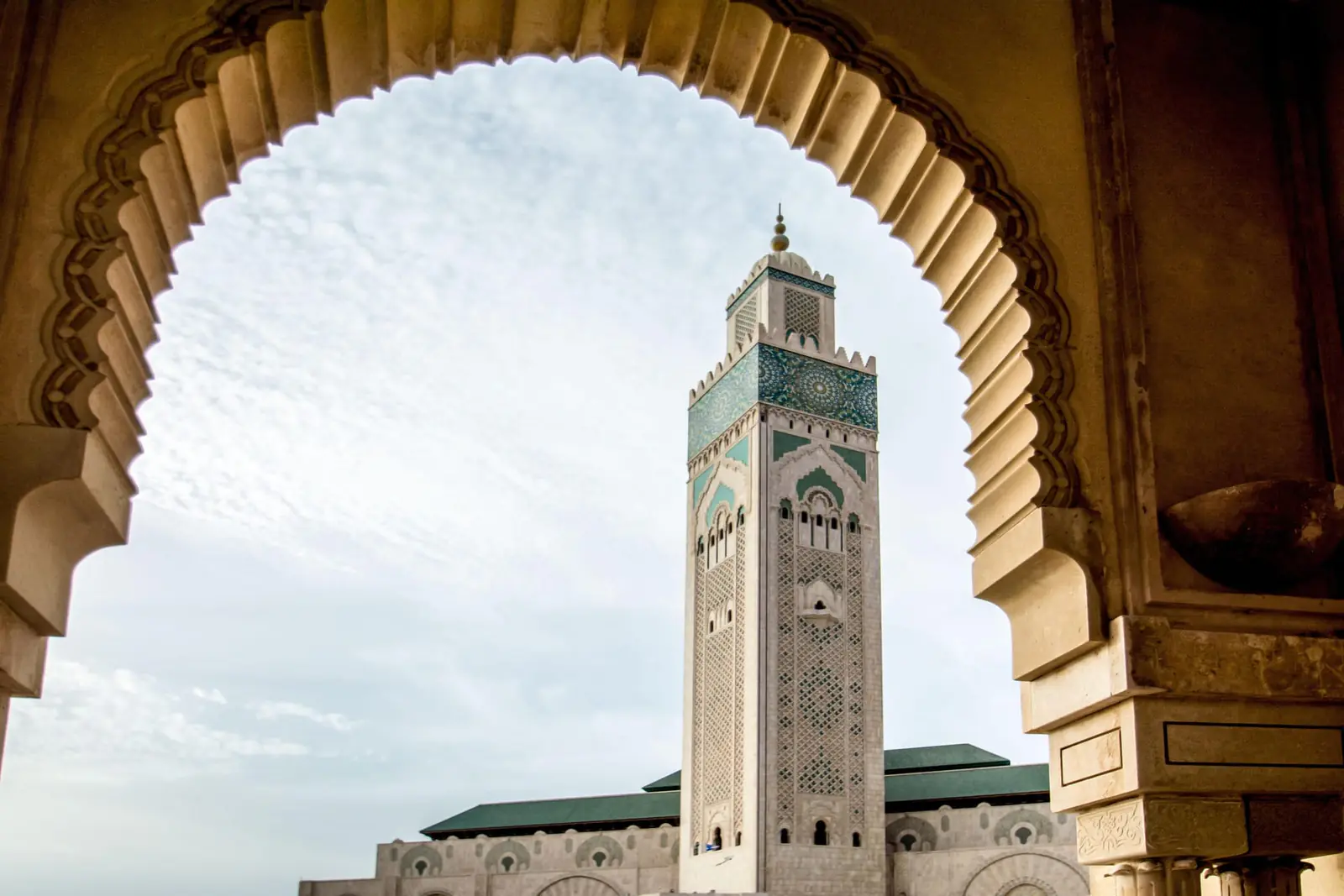 Il minareto della moschea Hassan II visto attraverso un arco