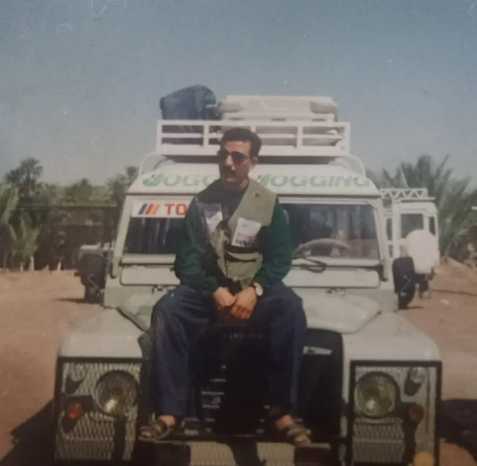 Il fondatore di Morocco Trips seduto su un fuoristrada, in una vecchia foto