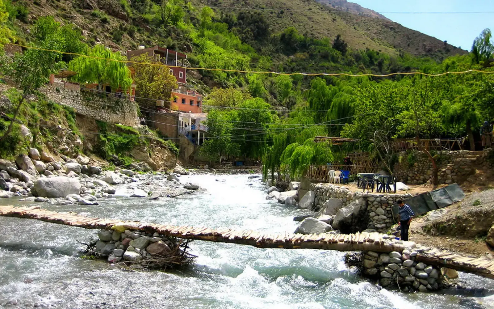 El río de Ourika entre rocas y árboles