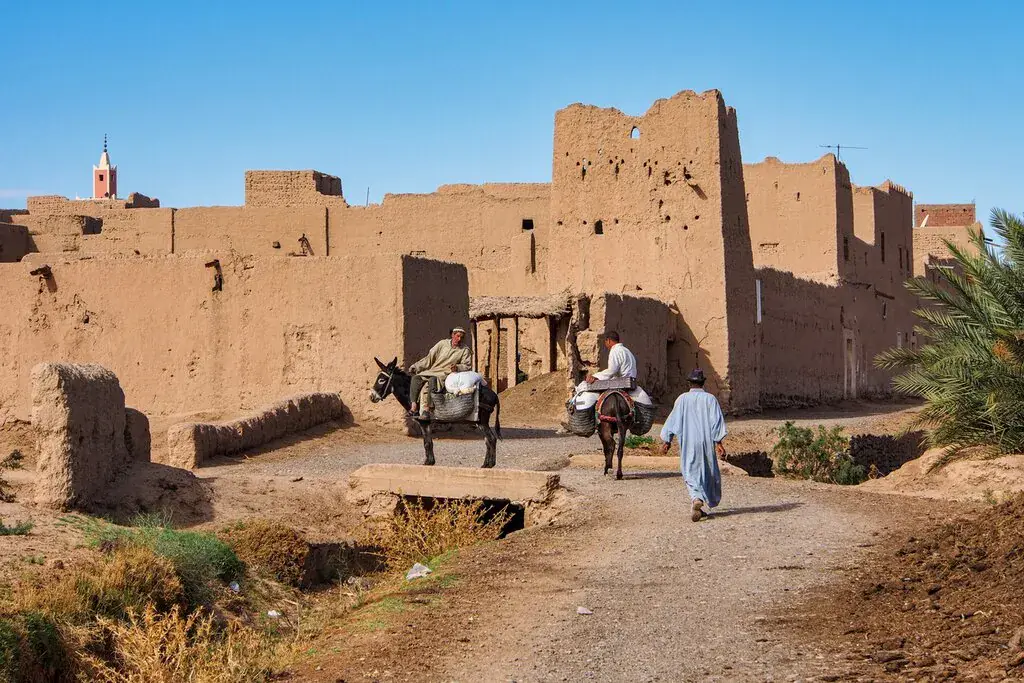 Kasbah de Rissani con vecinos y burros