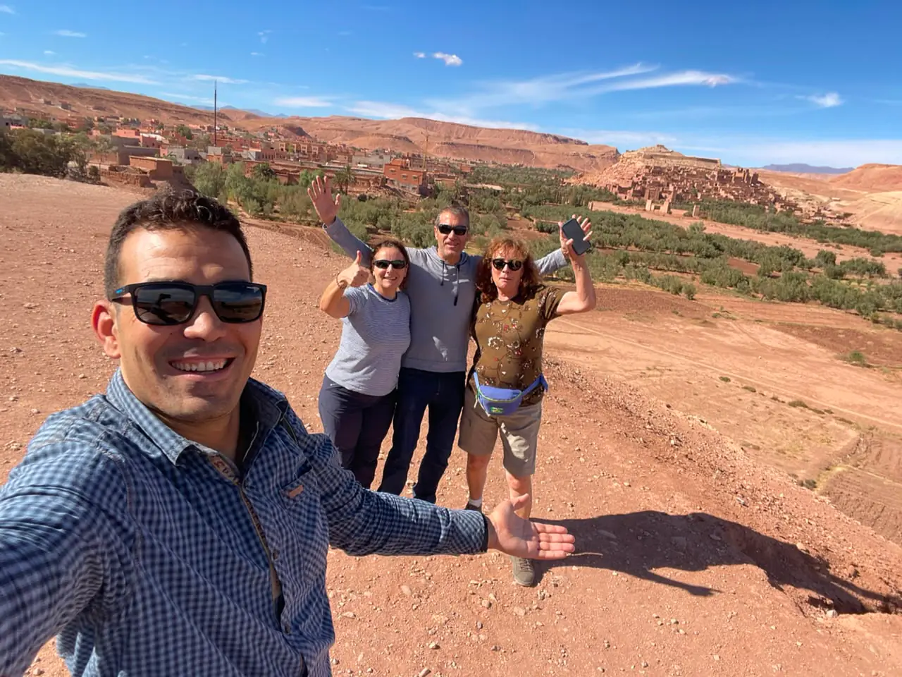 Groupe de voyageurs prenant un selfie devant Aït Ben Haddou