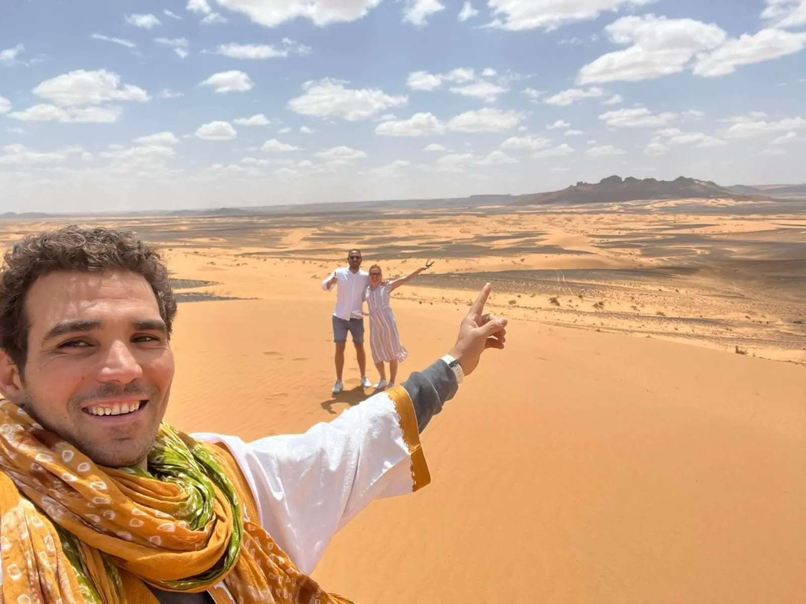 Viaggiatori che si scattano un selfie in cima a una duna